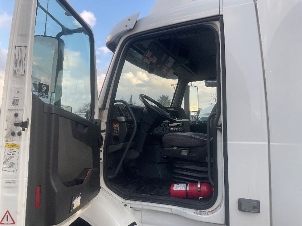 Day Cab Tractor-Heavy Duty Tractors-Volvo-2020-VNR64300-West Sacramento-CA-518,614\n\t\tmiles-$ 50,000 - Image 9