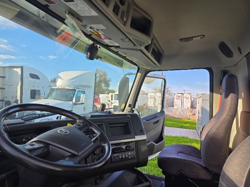 2020 Volvo Truck VNR photo 9
