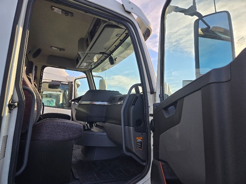 2020 Volvo Truck VNR photo 11