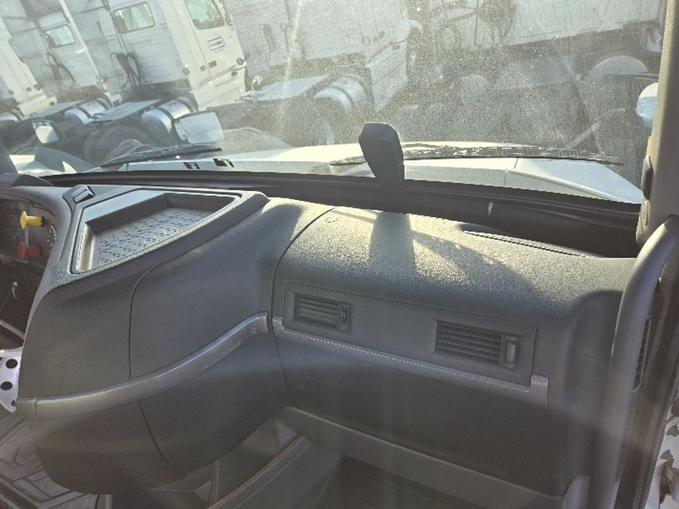 2020 Volvo Truck VNR photo 12