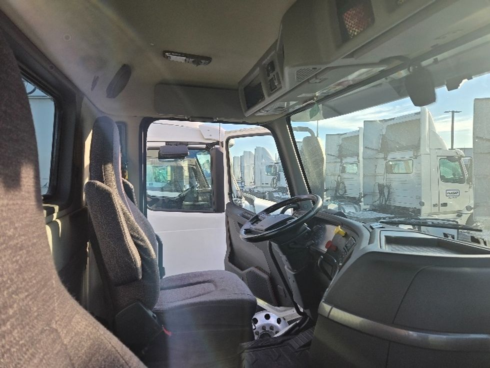 2020 Volvo Truck VNR photo 13