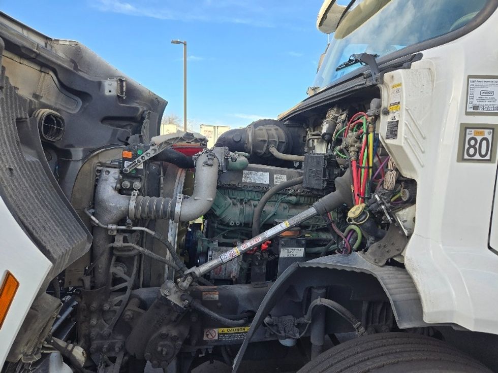 2020 Volvo Truck VNR photo 15