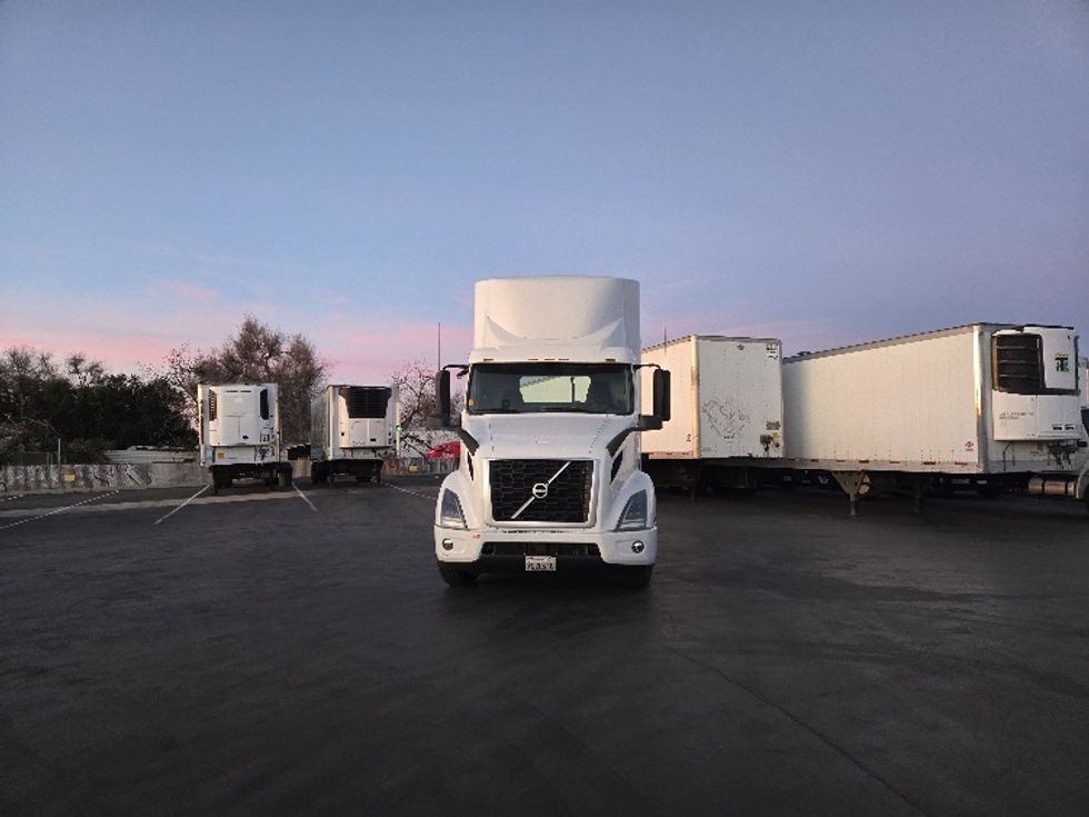 2020 Volvo Truck VNR photo 2
