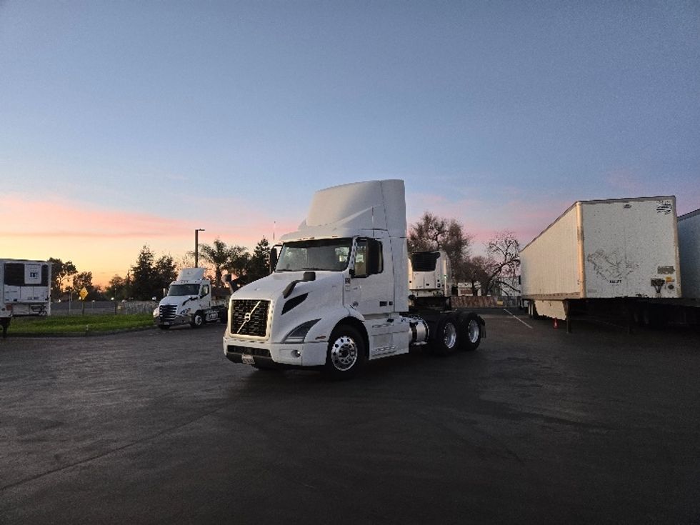 2020 Volvo Truck VNR photo 3
