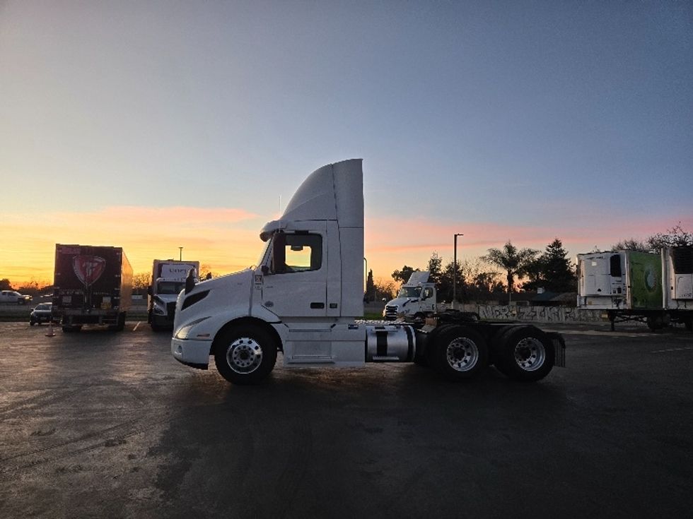 2020 Volvo Truck VNR photo 4