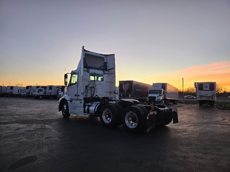 2020 Volvo Truck VNR photo 5