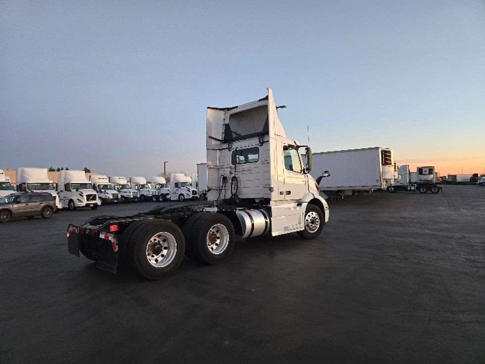 2020 Volvo Truck VNR photo 6