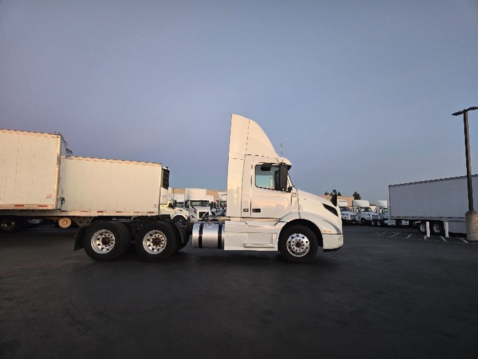 2020 Volvo Truck VNR photo 7