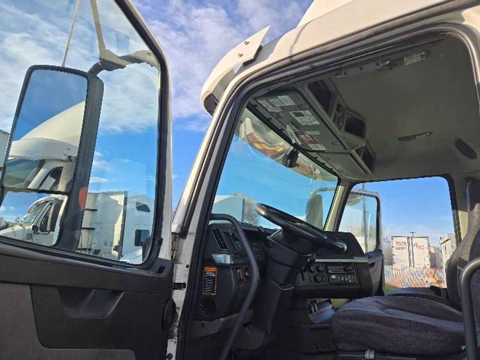 2020 Volvo Truck VNR photo 8