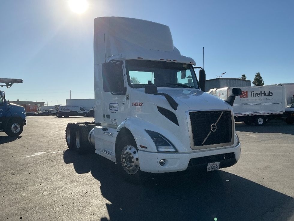 Day Cab Tractor-Heavy Duty Tractors-Volvo-2020-VNR64300-West Sacramento-CA-522,478\n\t\tmiles-$ 36,500 - Image 1