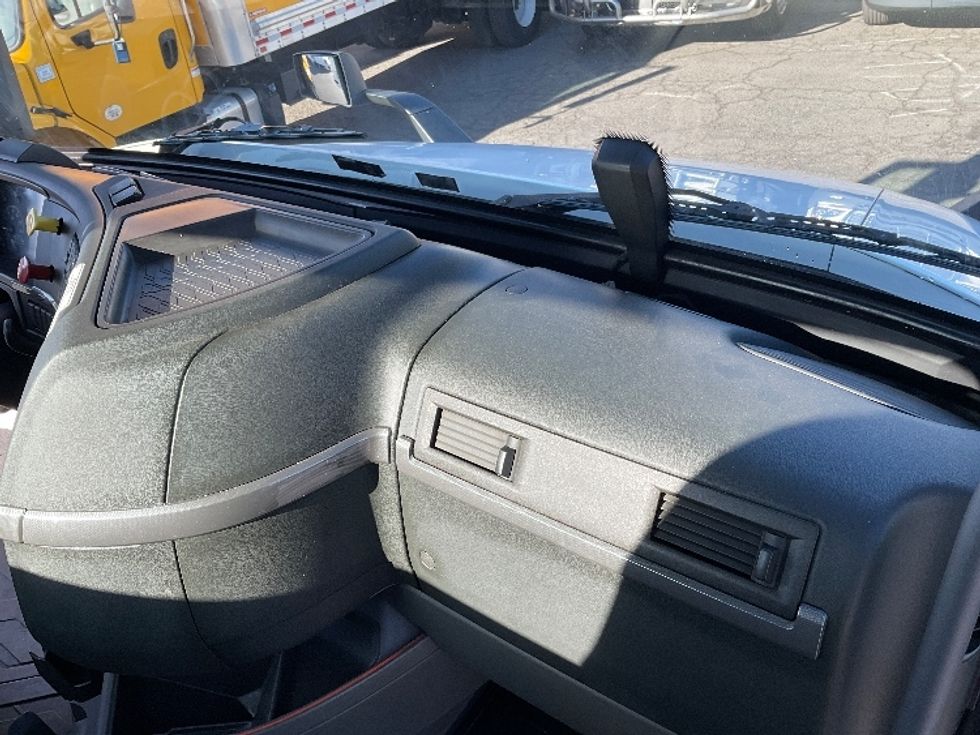Day Cab Tractor-Heavy Duty Tractors-Volvo-2020-VNR64300-West Sacramento-CA-522,478\n\t\tmiles-$ 36,500 - Image 13