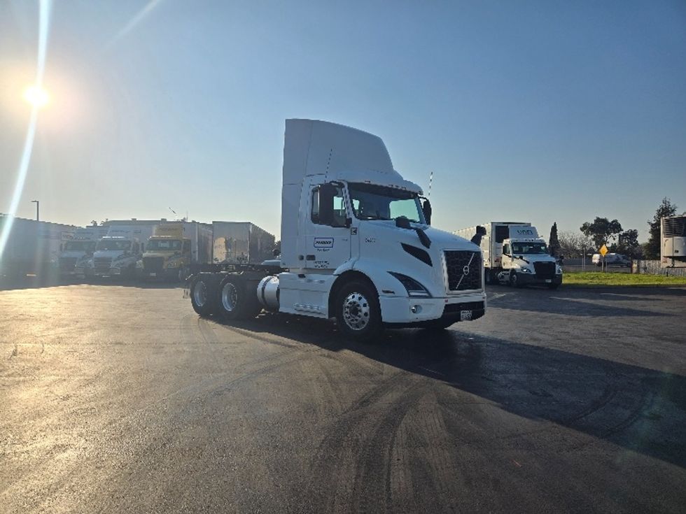 Day Cab Tractor-Heavy Duty Tractors-Volvo-2020-VNR64300-West Sacramento-CA-523,068\n\t\tmiles-$ 45,000 - Image 1