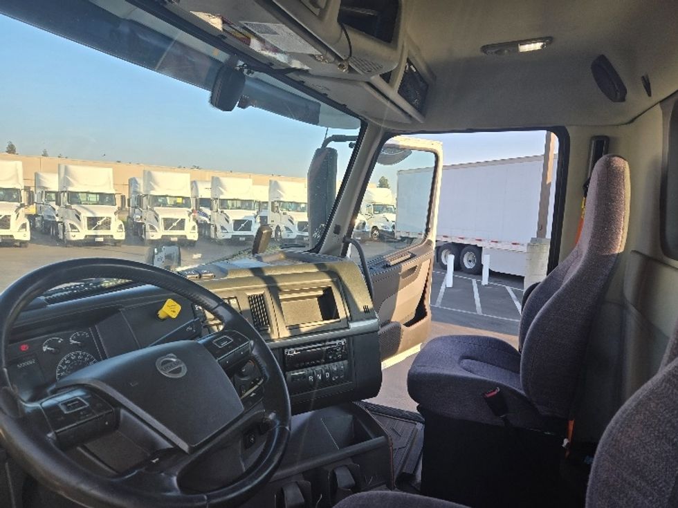 Day Cab Tractor-Heavy Duty Tractors-Volvo-2020-VNR64300-West Sacramento-CA-523,068\n\t\tmiles-$ 45,000 - Image 10