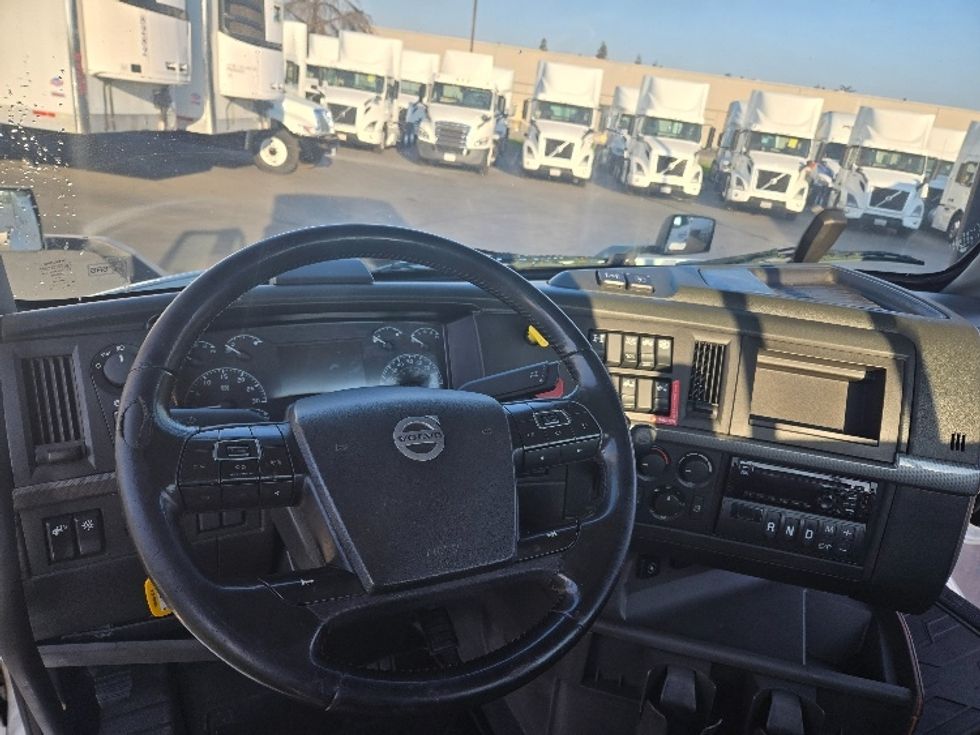 Day Cab Tractor-Heavy Duty Tractors-Volvo-2020-VNR64300-West Sacramento-CA-523,068\n\t\tmiles-$ 45,000 - Image 11