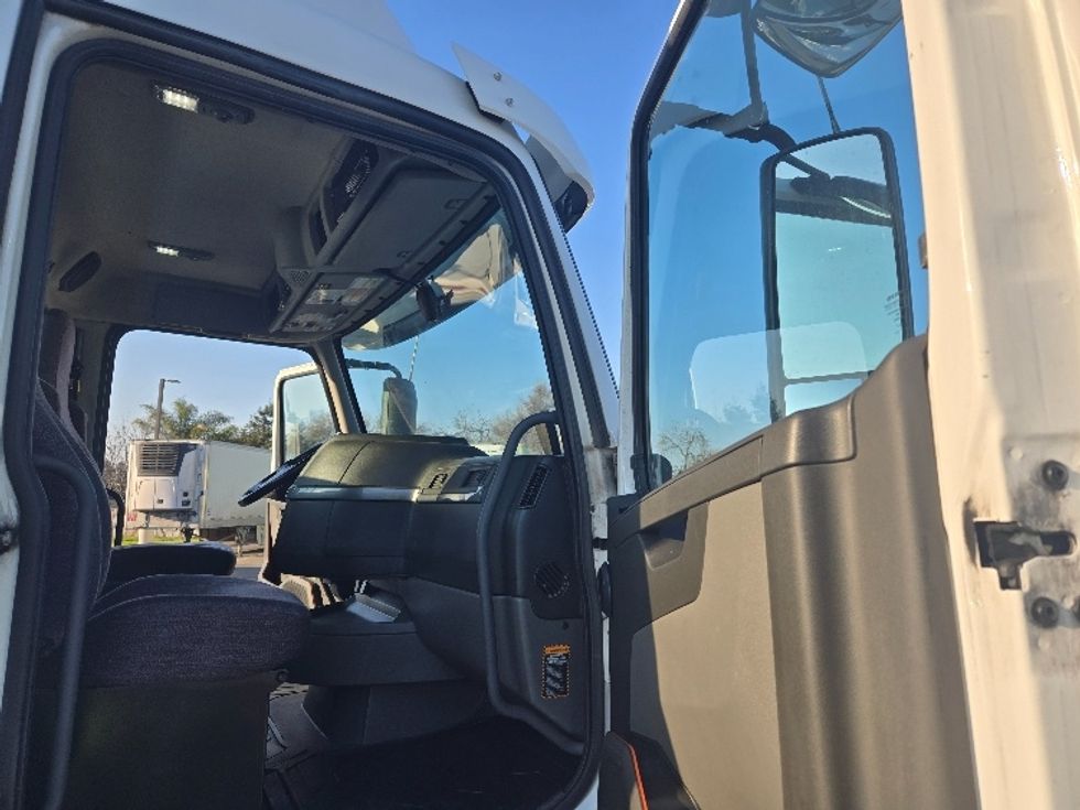 Day Cab Tractor-Heavy Duty Tractors-Volvo-2020-VNR64300-West Sacramento-CA-523,068\n\t\tmiles-$ 45,000 - Image 12