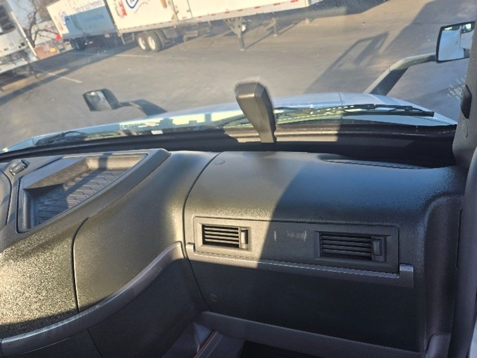 Day Cab Tractor-Heavy Duty Tractors-Volvo-2020-VNR64300-West Sacramento-CA-523,068\n\t\tmiles-$ 45,000 - Image 13