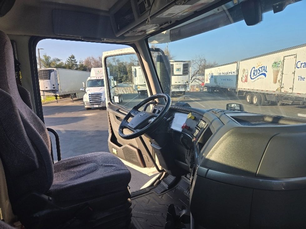 Day Cab Tractor-Heavy Duty Tractors-Volvo-2020-VNR64300-West Sacramento-CA-523,068\n\t\tmiles-$ 45,000 - Image 14