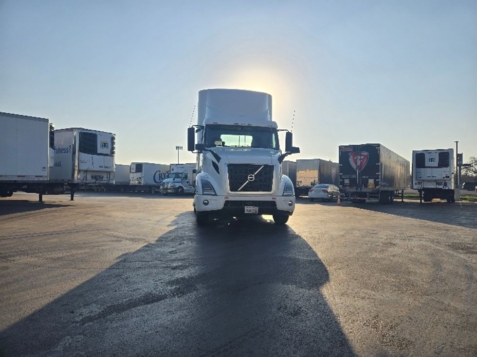 Day Cab Tractor-Heavy Duty Tractors-Volvo-2020-VNR64300-West Sacramento-CA-523,068\n\t\tmiles-$ 45,000 - Image 2