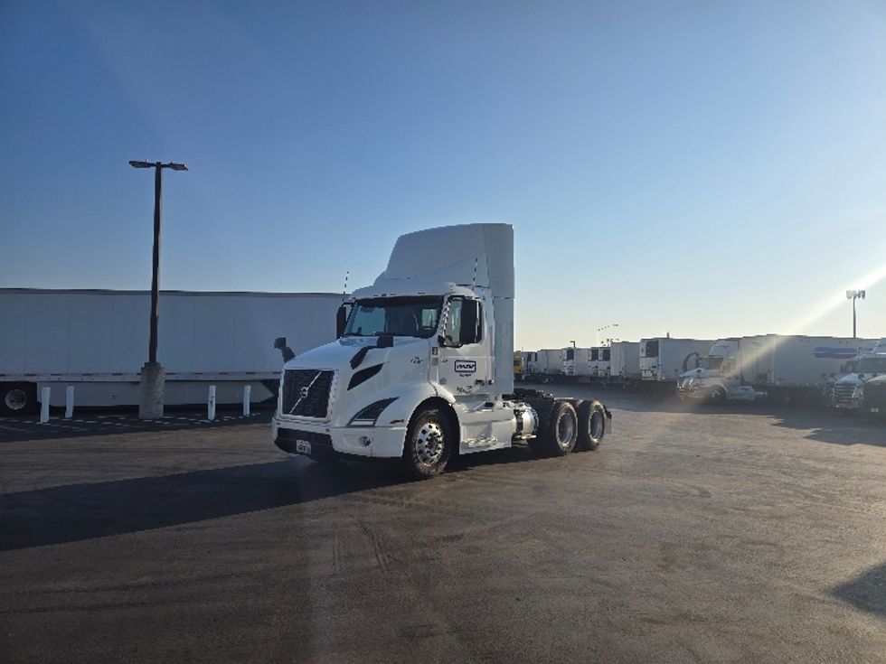 Day Cab Tractor-Heavy Duty Tractors-Volvo-2020-VNR64300-West Sacramento-CA-523,068\n\t\tmiles-$ 45,000 - Image 3