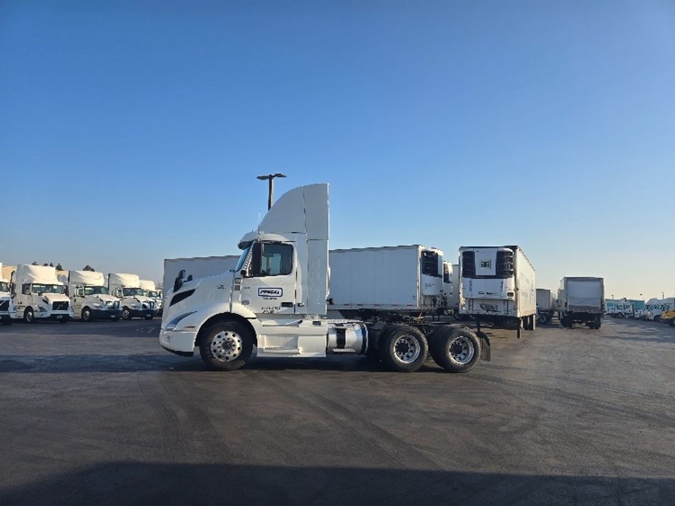 Day Cab Tractor-Heavy Duty Tractors-Volvo-2020-VNR64300-West Sacramento-CA-523,068\n\t\tmiles-$ 45,000 - Image 4