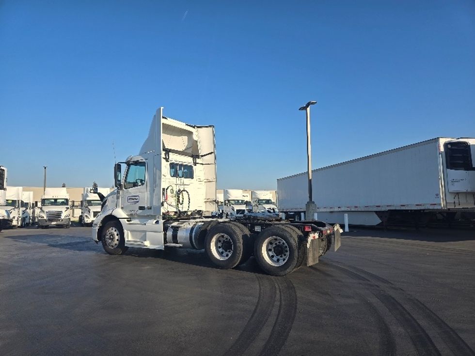 Day Cab Tractor-Heavy Duty Tractors-Volvo-2020-VNR64300-West Sacramento-CA-523,068\n\t\tmiles-$ 45,000 - Image 5