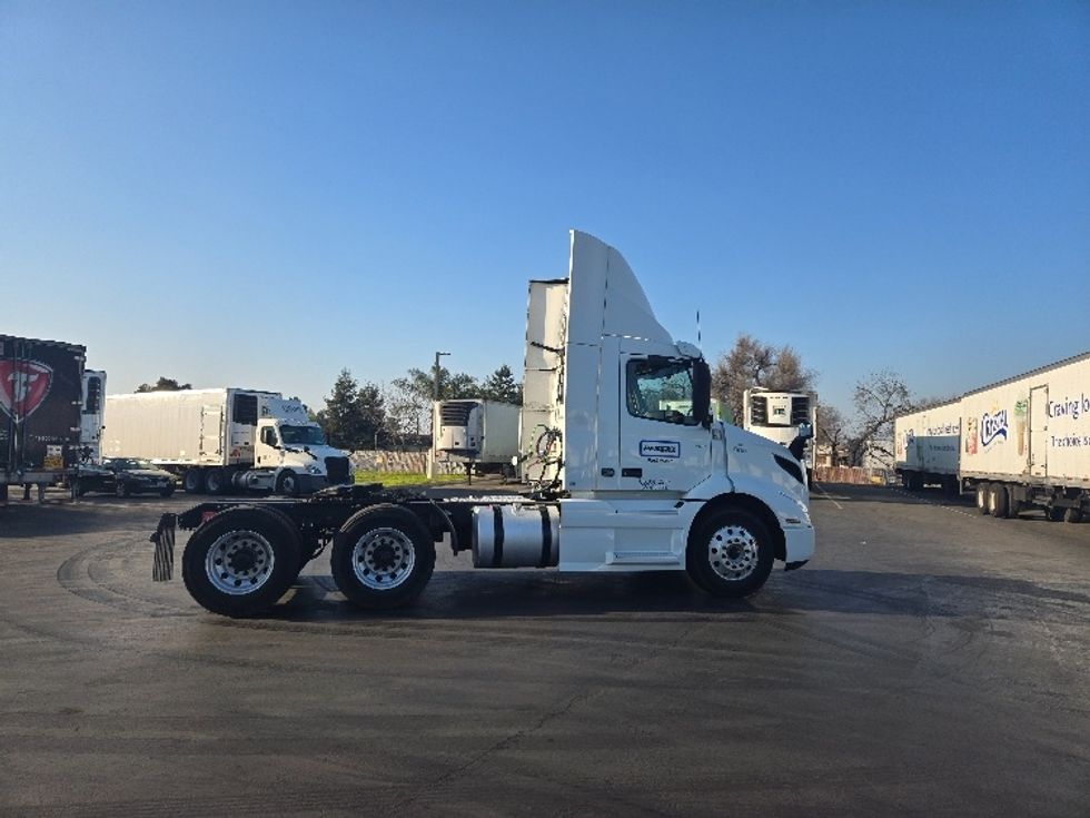 Day Cab Tractor-Heavy Duty Tractors-Volvo-2020-VNR64300-West Sacramento-CA-523,068\n\t\tmiles-$ 45,000 - Image 8