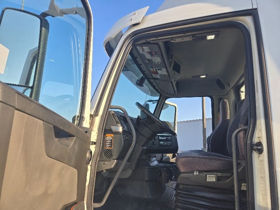Day Cab Tractor-Heavy Duty Tractors-Volvo-2020-VNR64300-West Sacramento-CA-523,068\n\t\tmiles-$ 45,000 - Image 9