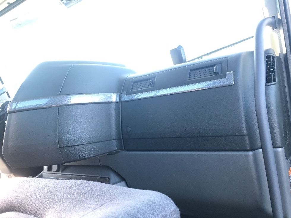 Day Cab Tractor-Heavy Duty Tractors-Volvo-2020-VNR64300-West Sacramento-CA-524,386\n\t\tmiles-$ 44,750 - Image 13