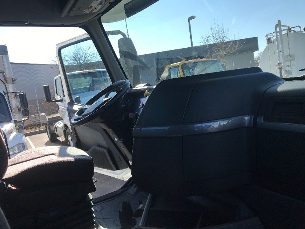 Day Cab Tractor-Heavy Duty Tractors-Volvo-2020-VNR64300-West Sacramento-CA-524,386\n\t\tmiles-$ 44,750 - Image 14