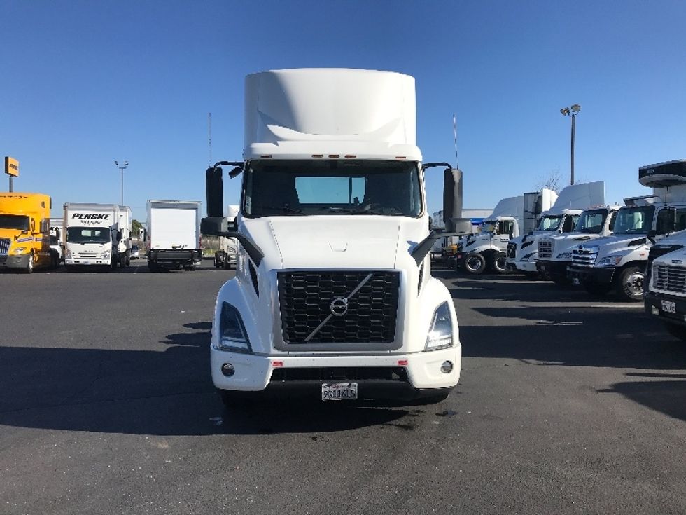 Day Cab Tractor-Heavy Duty Tractors-Volvo-2020-VNR64300-West Sacramento-CA-524,386\n\t\tmiles-$ 44,750 - Image 2
