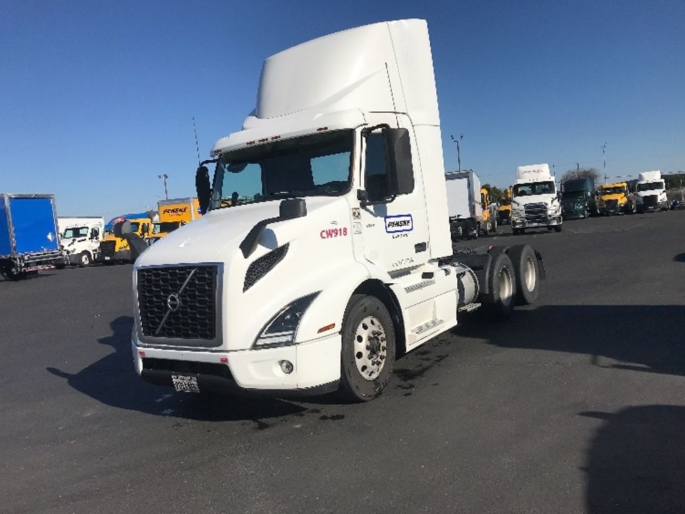 Day Cab Tractor-Heavy Duty Tractors-Volvo-2020-VNR64300-West Sacramento-CA-524,386\n\t\tmiles-$ 44,750 - Image 3
