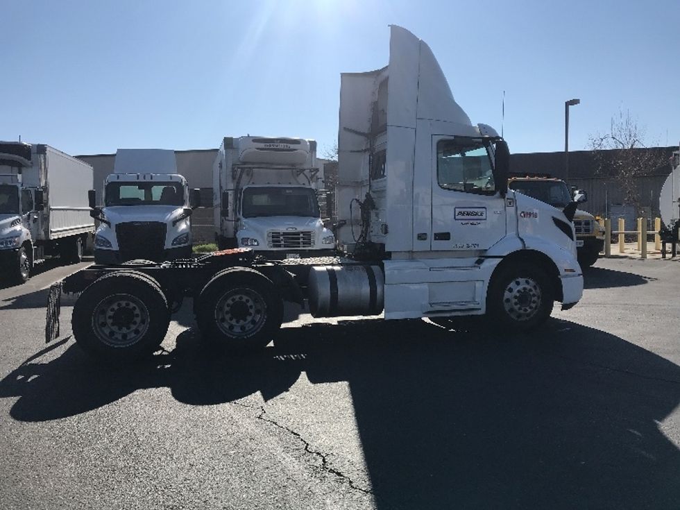Day Cab Tractor-Heavy Duty Tractors-Volvo-2020-VNR64300-West Sacramento-CA-524,386\n\t\tmiles-$ 44,750 - Image 8