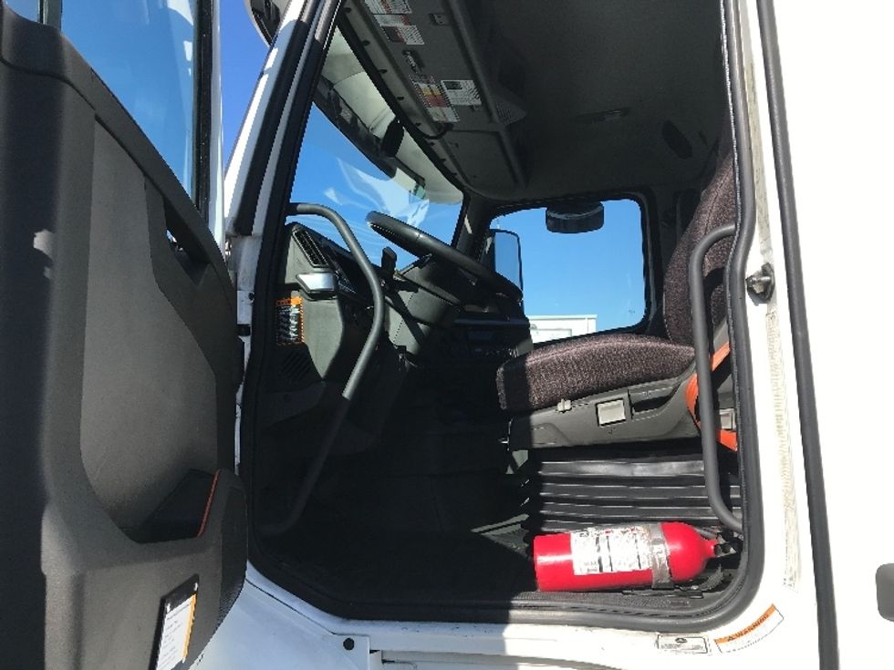 Day Cab Tractor-Heavy Duty Tractors-Volvo-2020-VNR64300-West Sacramento-CA-524,386\n\t\tmiles-$ 44,750 - Image 9
