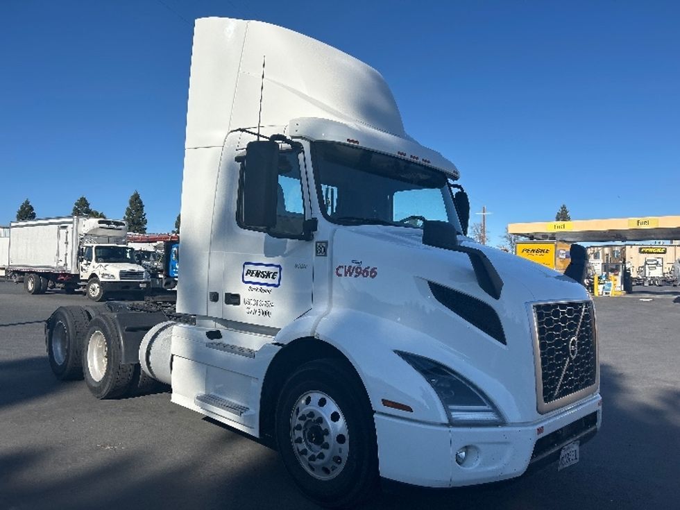 Day Cab Tractor-Heavy Duty Tractors-Volvo-2020-VNR64300-West Sacramento-CA-524,740\n\t\tmiles-$ 44,750 - Image 1