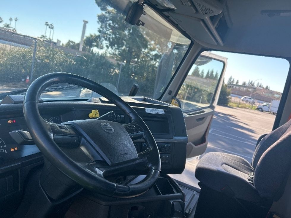 Day Cab Tractor-Heavy Duty Tractors-Volvo-2020-VNR64300-West Sacramento-CA-524,740\n\t\tmiles-$ 44,750 - Image 10