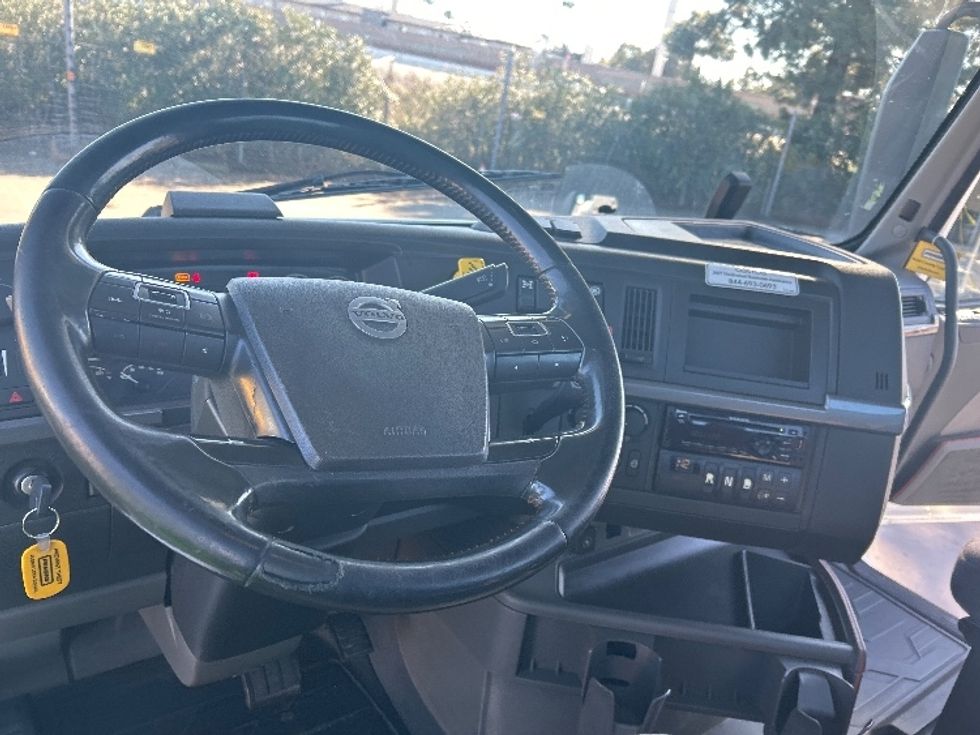 Day Cab Tractor-Heavy Duty Tractors-Volvo-2020-VNR64300-West Sacramento-CA-524,740\n\t\tmiles-$ 44,750 - Image 11