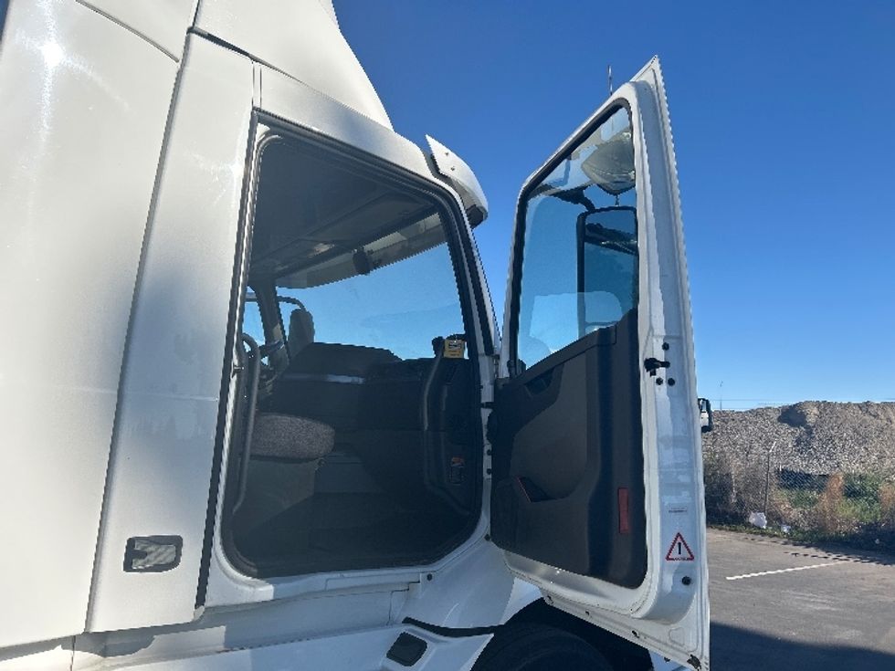 Day Cab Tractor-Heavy Duty Tractors-Volvo-2020-VNR64300-West Sacramento-CA-524,740\n\t\tmiles-$ 44,750 - Image 12