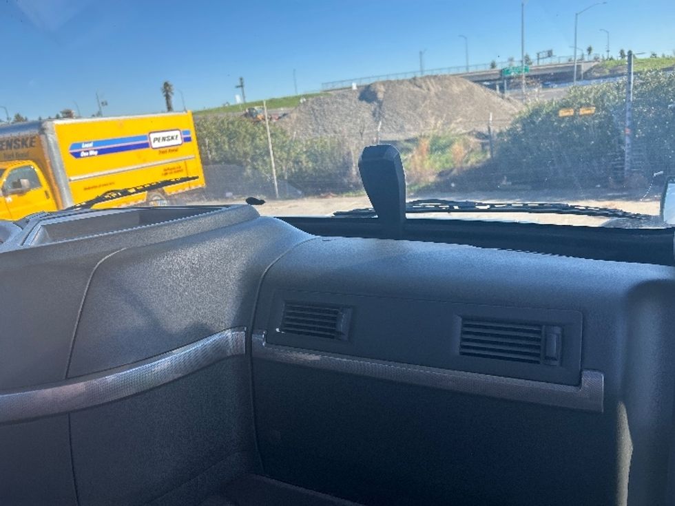 Day Cab Tractor-Heavy Duty Tractors-Volvo-2020-VNR64300-West Sacramento-CA-524,740\n\t\tmiles-$ 44,750 - Image 13