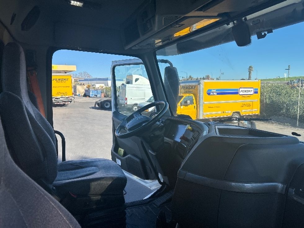 Day Cab Tractor-Heavy Duty Tractors-Volvo-2020-VNR64300-West Sacramento-CA-524,740\n\t\tmiles-$ 44,750 - Image 14