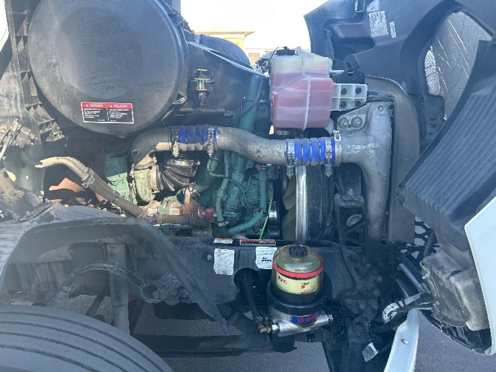 Day Cab Tractor-Heavy Duty Tractors-Volvo-2020-VNR64300-West Sacramento-CA-524,740\n\t\tmiles-$ 44,750 - Image 15