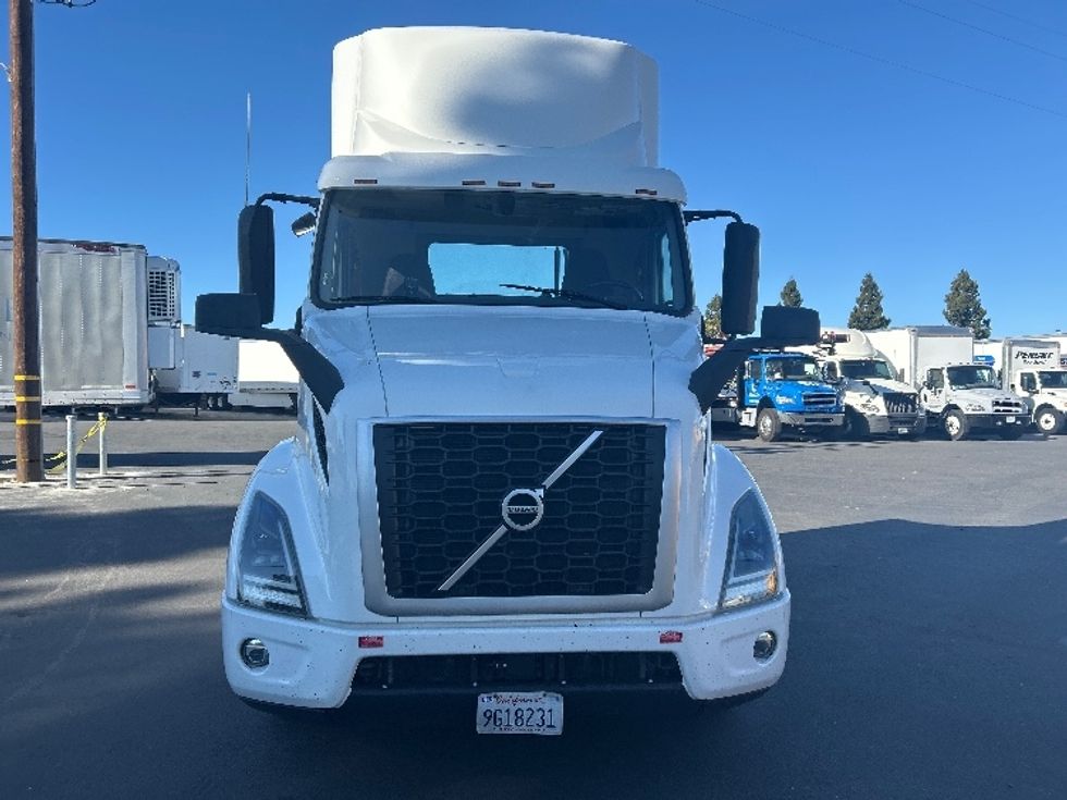 Day Cab Tractor-Heavy Duty Tractors-Volvo-2020-VNR64300-West Sacramento-CA-524,740\n\t\tmiles-$ 44,750 - Image 2