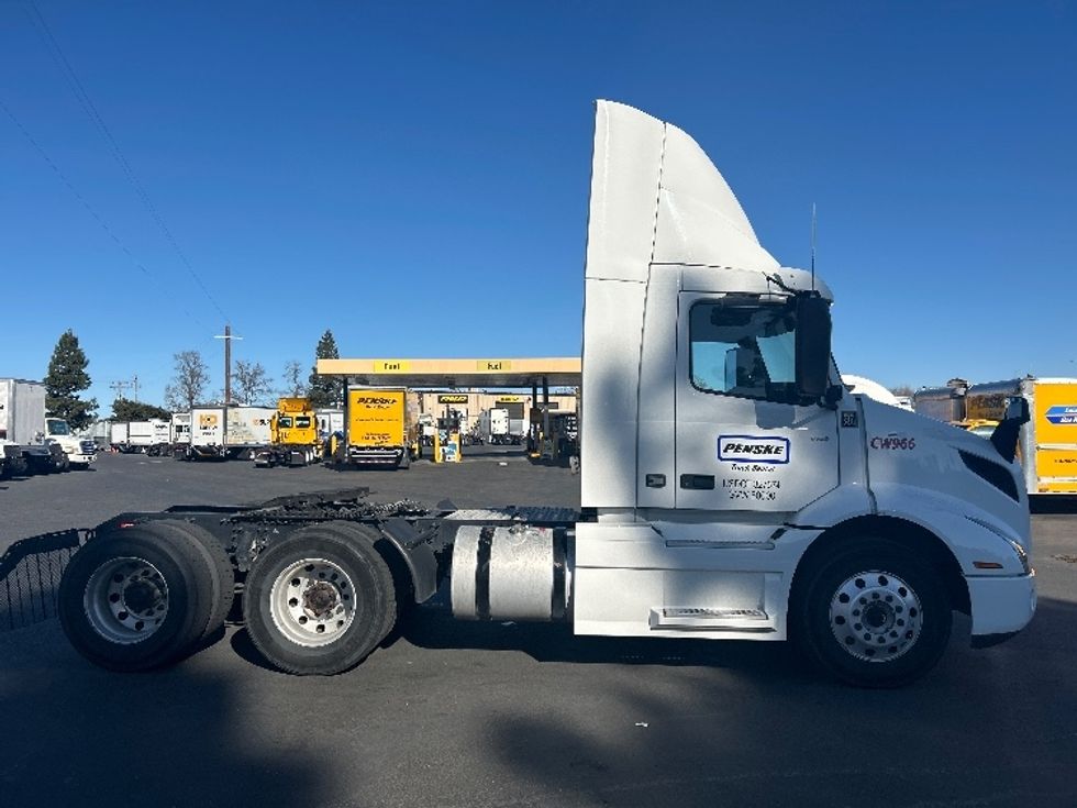 Day Cab Tractor-Heavy Duty Tractors-Volvo-2020-VNR64300-West Sacramento-CA-524,740\n\t\tmiles-$ 44,750 - Image 8