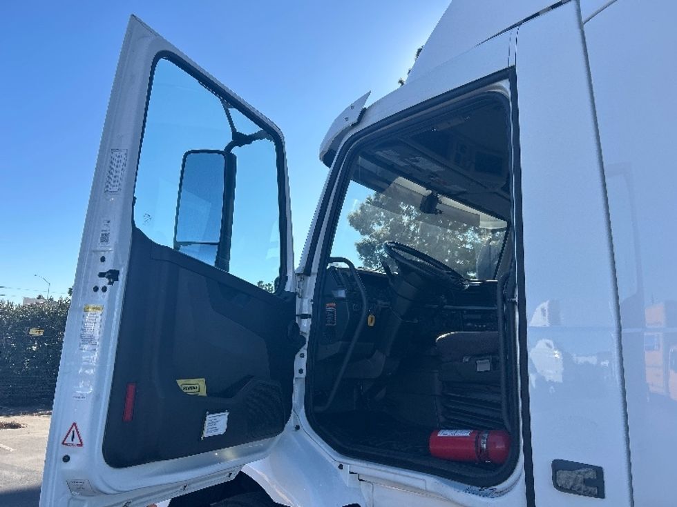 Day Cab Tractor-Heavy Duty Tractors-Volvo-2020-VNR64300-West Sacramento-CA-524,740\n\t\tmiles-$ 44,750 - Image 9