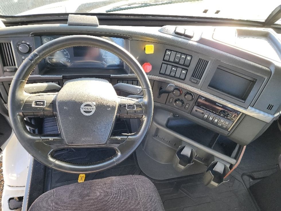 Day Cab Tractor-Heavy Duty Tractors-Volvo-2020-VNR64300-West Sacramento-CA-525,674\n\t\tmiles-$ 36,250 - Image 11