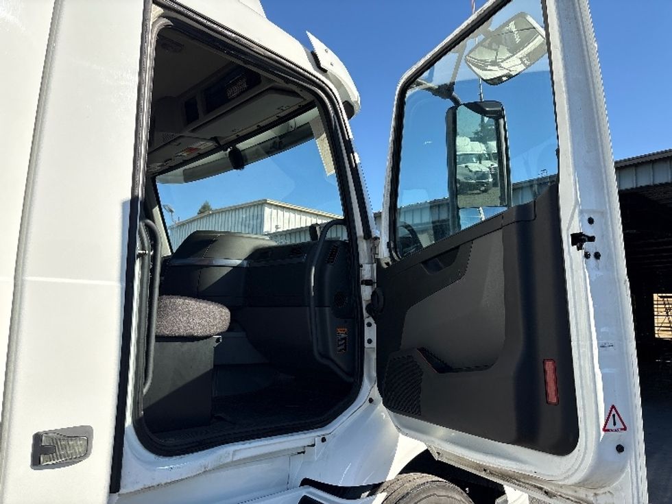 Day Cab Tractor-Heavy Duty Tractors-Volvo-2020-VNR64300-West Sacramento-CA-525,674\n\t\tmiles-$ 36,250 - Image 12