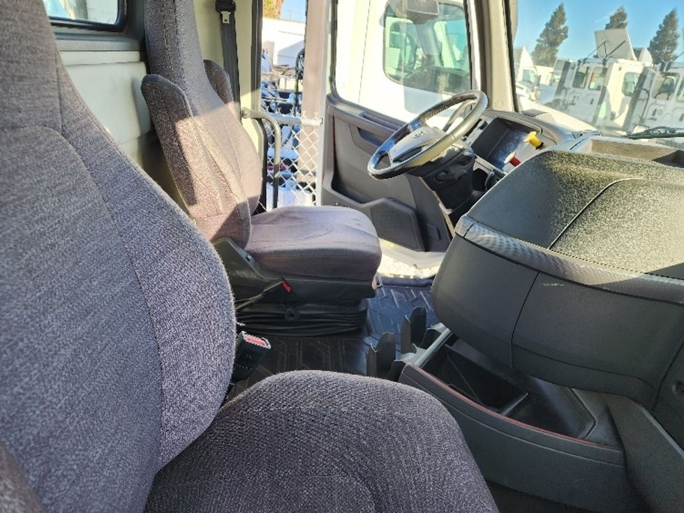 Day Cab Tractor-Heavy Duty Tractors-Volvo-2020-VNR64300-West Sacramento-CA-525,674\n\t\tmiles-$ 36,250 - Image 14