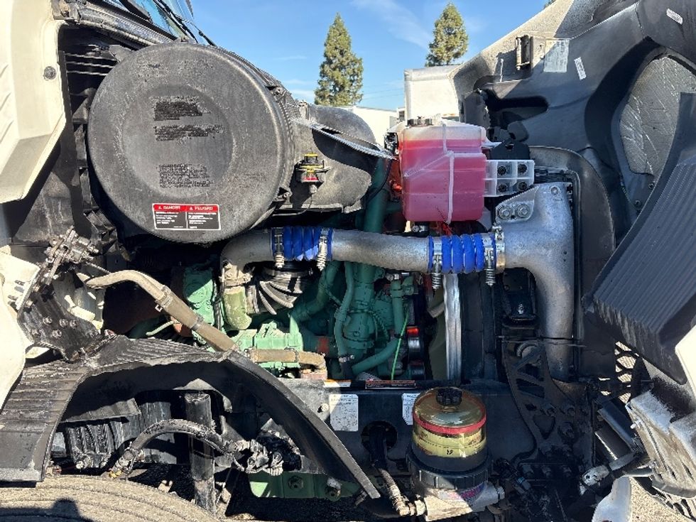 Day Cab Tractor-Heavy Duty Tractors-Volvo-2020-VNR64300-West Sacramento-CA-525,674\n\t\tmiles-$ 36,250 - Image 15