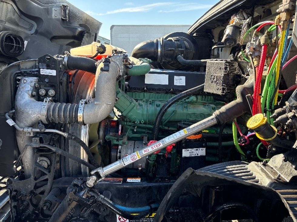 Day Cab Tractor-Heavy Duty Tractors-Volvo-2020-VNR64300-West Sacramento-CA-525,674\n\t\tmiles-$ 36,250 - Image 16