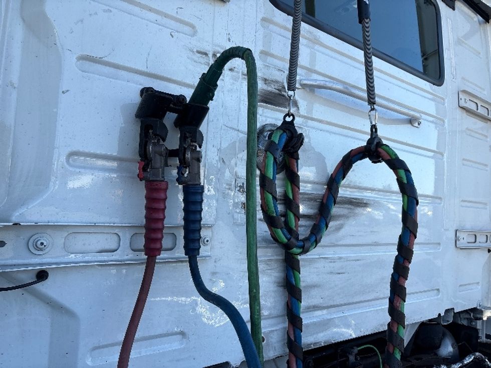 Day Cab Tractor-Heavy Duty Tractors-Volvo-2020-VNR64300-West Sacramento-CA-525,674\n\t\tmiles-$ 36,250 - Image 17