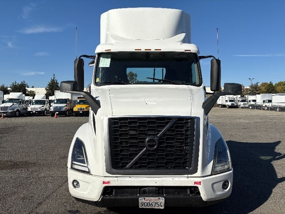 Day Cab Tractor-Heavy Duty Tractors-Volvo-2020-VNR64300-West Sacramento-CA-525,674\n\t\tmiles-$ 36,250 - Image 2